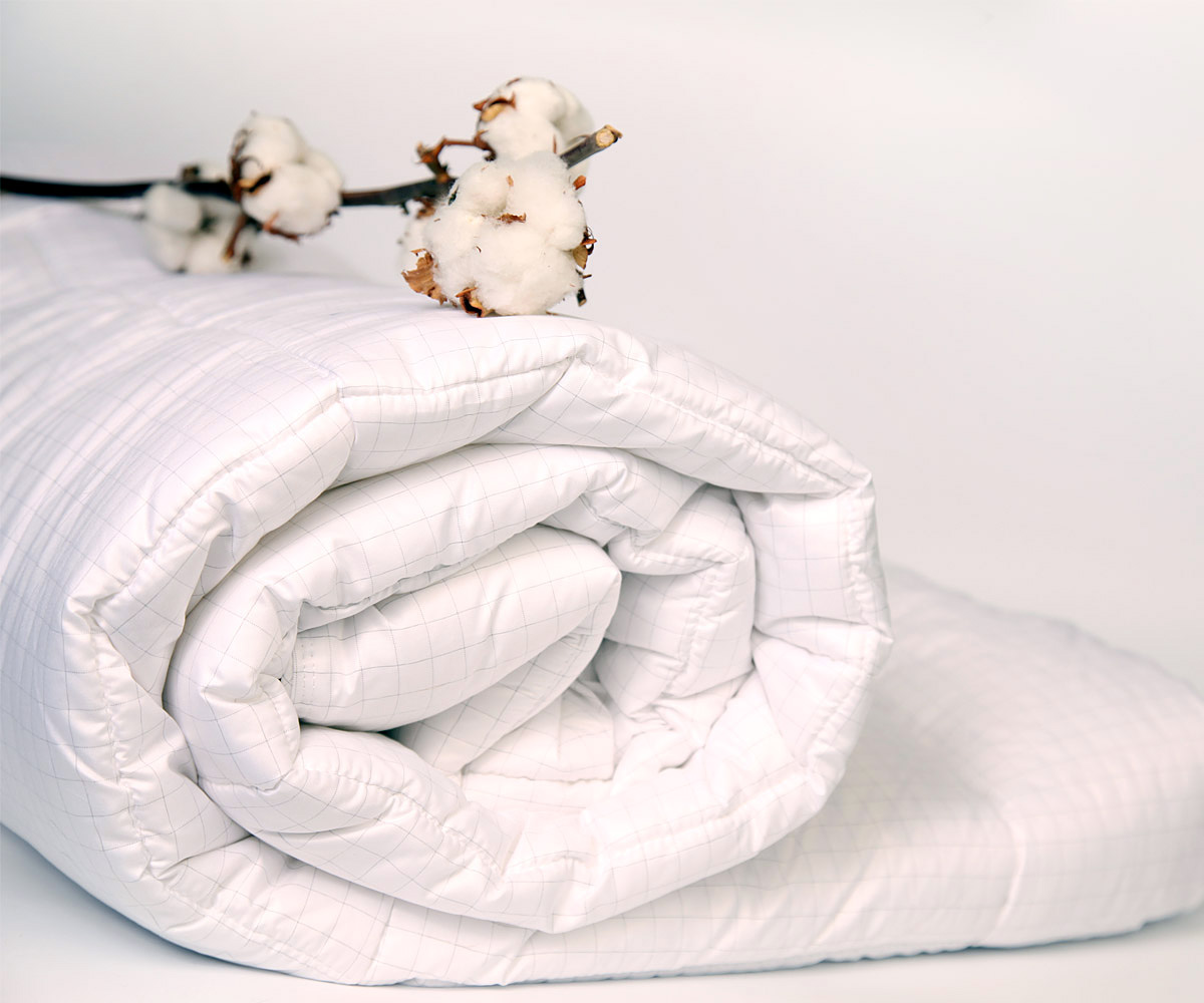 Уютное одеяло и подушки